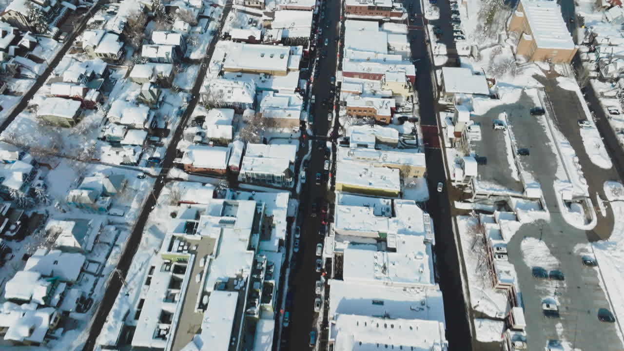 dji mavic 3로 촬영한 눈으로 덮인 계곡 상공 비행