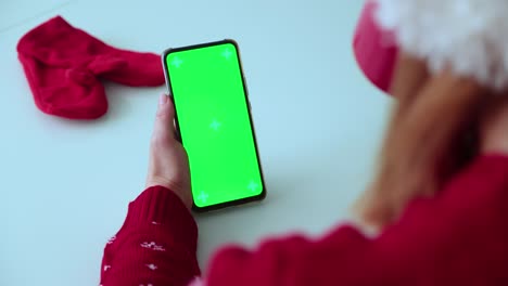 pantalla verde pnone en las manos. tiempo de navidad