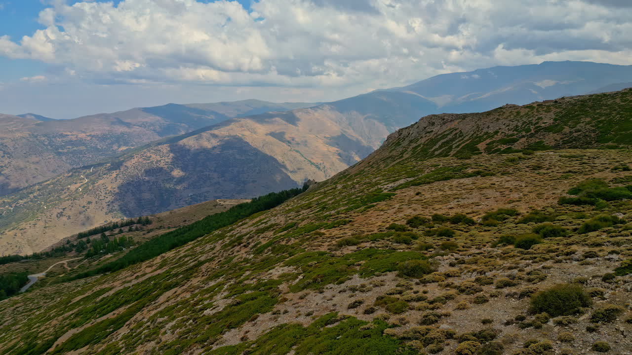 Il drone riprende le colline verdeggianti del Parco Nazionale della Sierra Nevada.