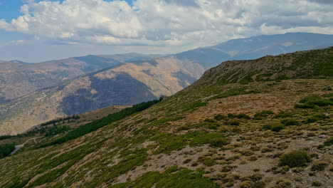 el avión no tripulado captura las verdes colinas del parque nacional de sierra nevada.