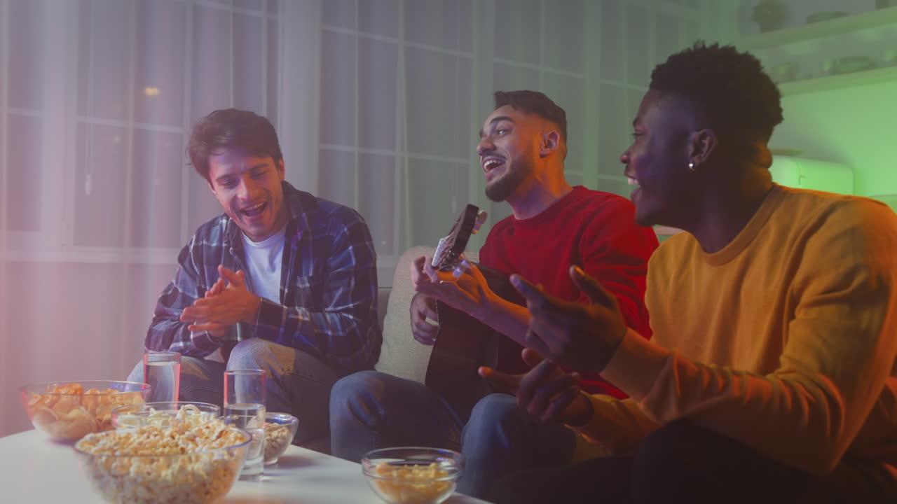 Amici che cantano e si godono la serata insieme