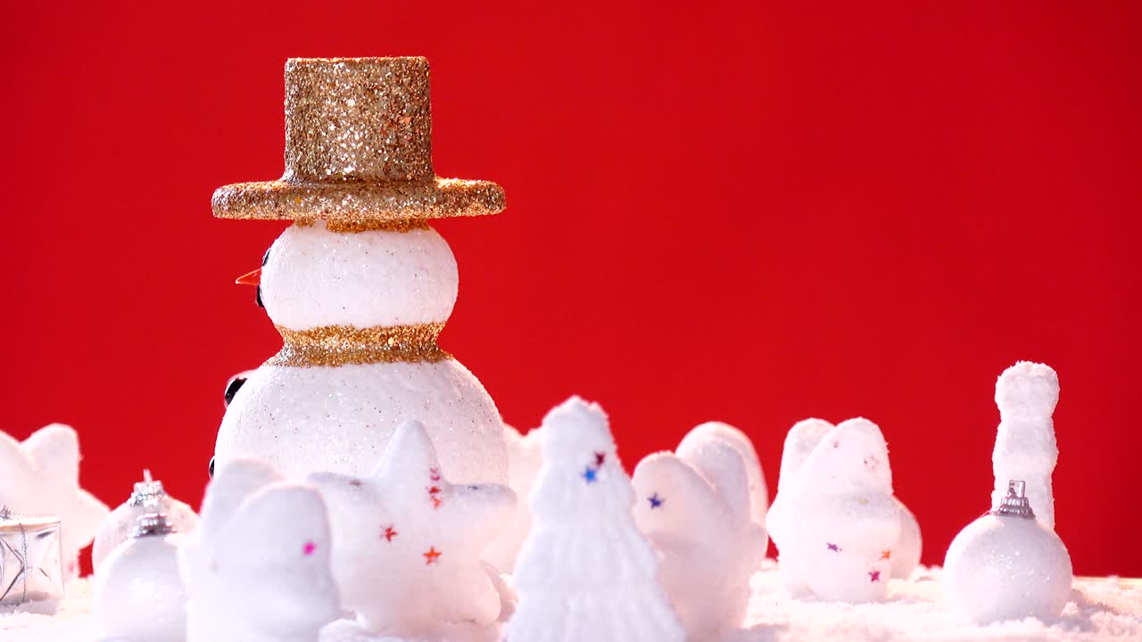 스노우맨과 선물 상자 장식은 새해 또는 크리스마스 휴가 국제에 눈에.