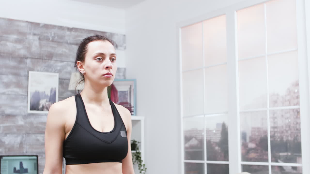 mujer, ejercitar, con, mancuernas, en casa