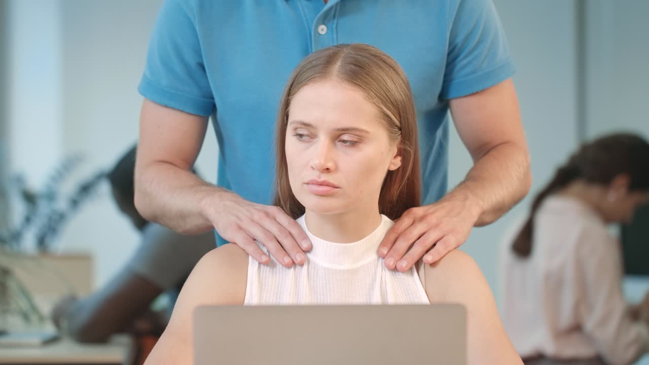 Bella donna che lavora al notebook. Donna scioccata che chiede di interrompere un comportamento inappropriato.