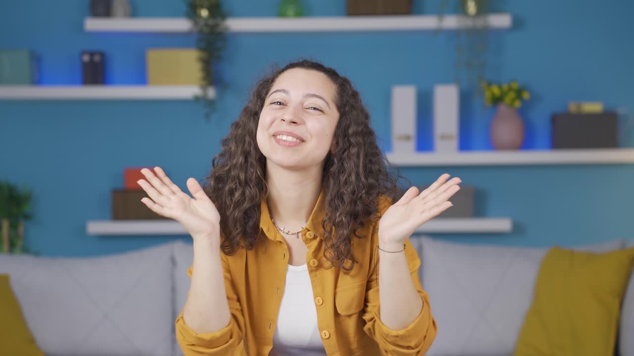 la joven haciendo gestos lindos para la cámara.