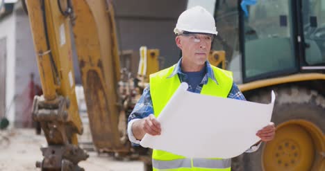 Selbstbewusster-Reifer-Männlicher-Ingenieur,-Der-Blaupause-Analysiert-12