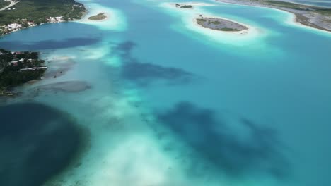 Bacalar-México-Viaje-Destino-De-Vacaciones-Drone-Revelando-Laguna-De-Siete-Colores-Impresionante-Increíble-Paisaje-Marino