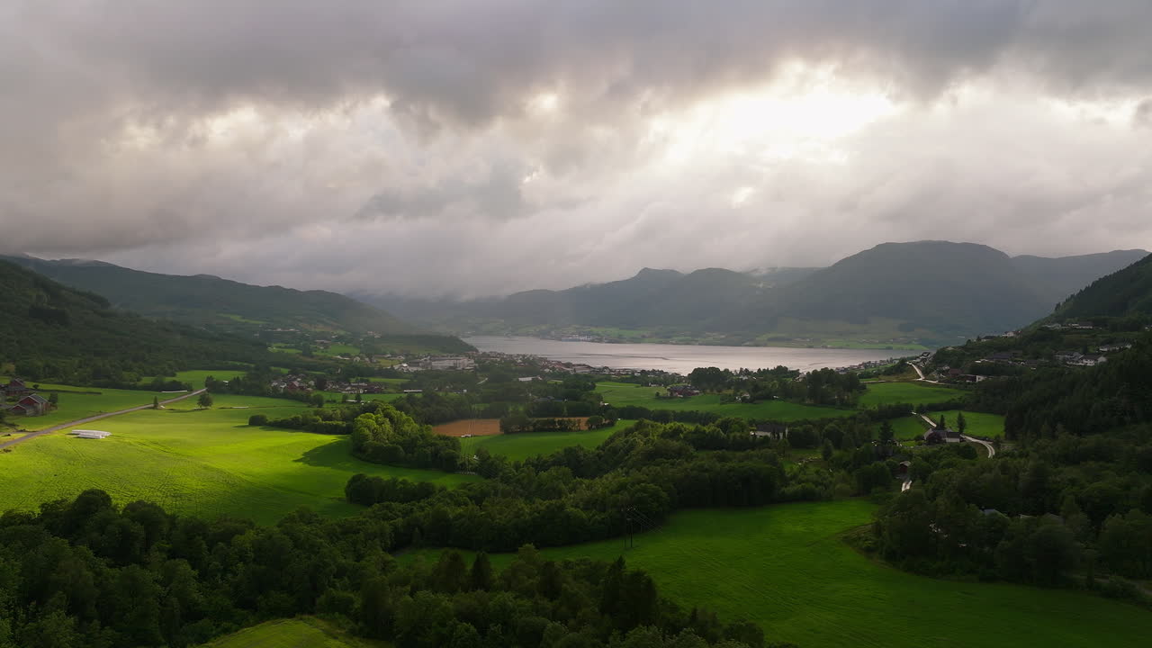 ⁇ 빛이 두꺼운 안개 구름의  ⁇ 을  ⁇ 고 통과하는 천국과 같은 영상