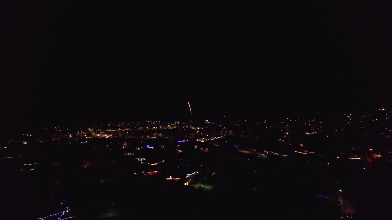 vuelo aéreo de fuegos artificiales mindarie sobre el puerto deportivo y el océano