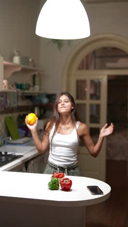 mujer cocinando en la cocina con pimientos