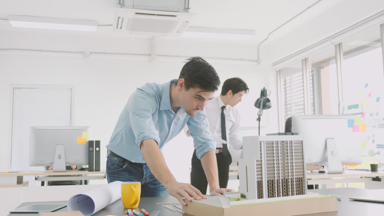건축가 스튜디오에서 함께 일하는 창의적인 건축가들의 팀