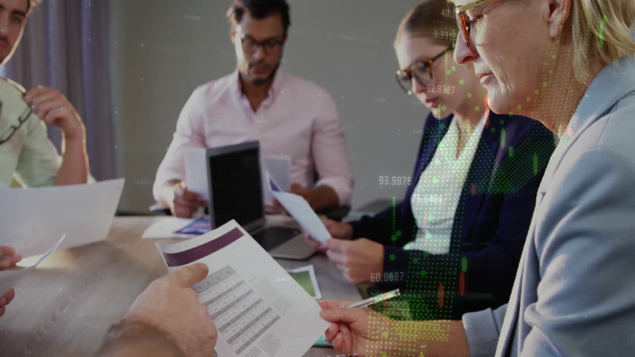 animación del procesamiento de datos financieros sobre diversas personas de negocios en la oficina
