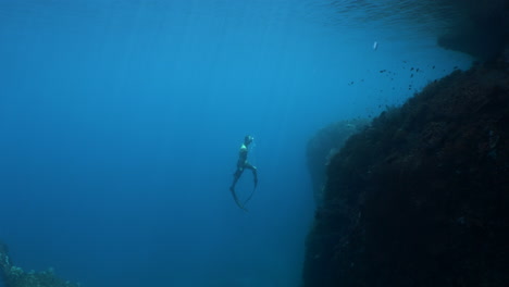 Freitaucher-Schwimmt-Auf-Und-Steigt-Zur-Oberfläche-Eines-Ruhigen-Und-Friedlichen-Ozeans-Auf