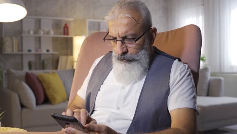 un hombre maduro hablando por teléfono recibe malas noticias.