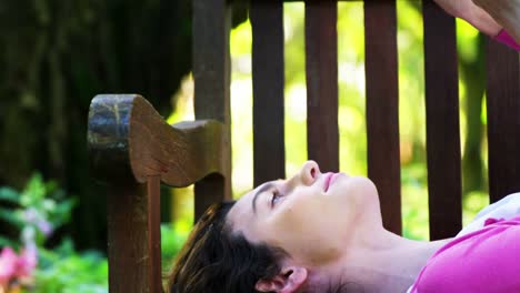 Hermosa-Mujer-Leyendo-Un-Libro-En-El-Jardín