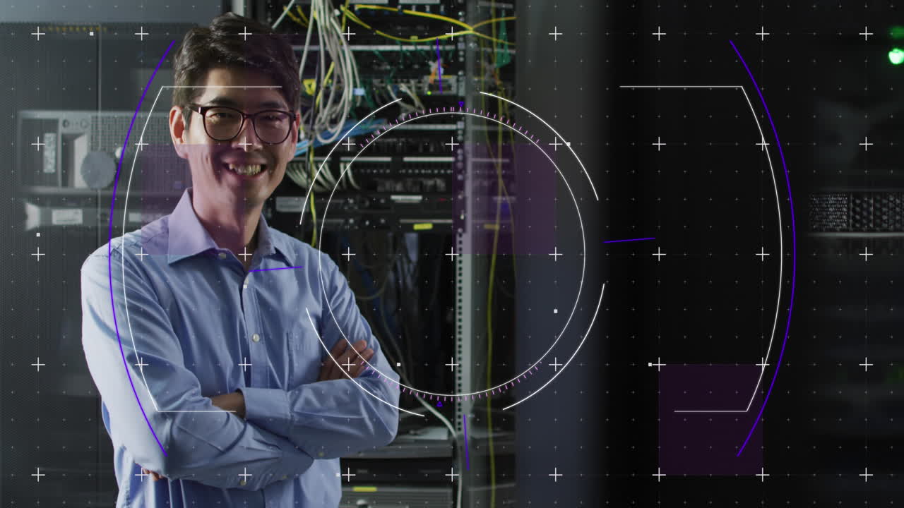 animación del procesamiento de datos sobre ingeniero informático asiático y servidores informáticos.