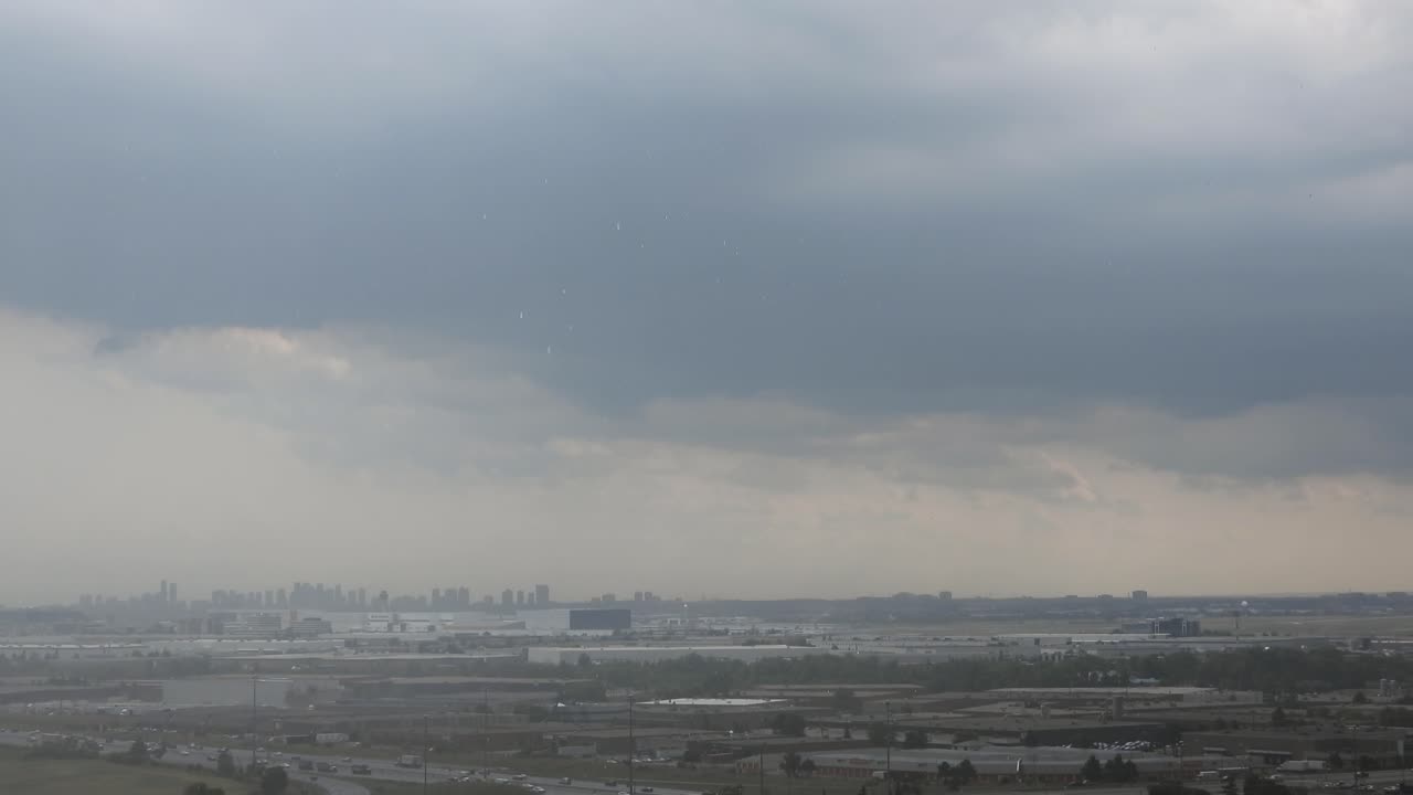 toma amplia de nubes que se avecinan sobre la ciudad de abbotsford en columbia británica durante las inundaciones