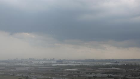 Toma-Amplia-De-Nubes-Que-Se-Avecinan-Sobre-La-Ciudad-De-Abbotsford-En-Columbia-Británica-Durante-Las-Inundaciones