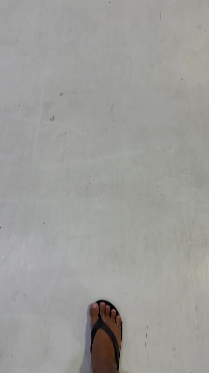 Beyaz Zeminde Parmak Arası Terlik Giyen Kişi