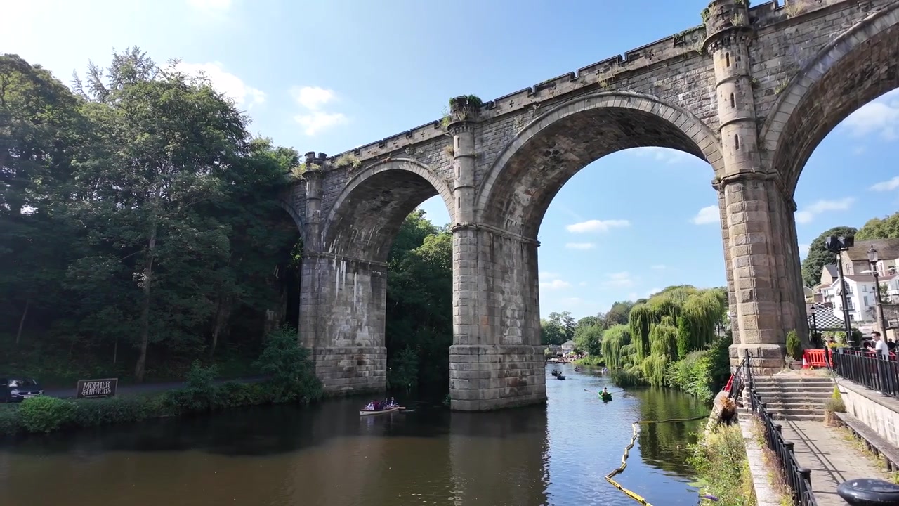 İngiltere'nin Kuzey Yorkshire bölgesinde, Nidd Nehri üzerindeki tarihi demiryolu köprüsü Knaresborough Viyadüğü.