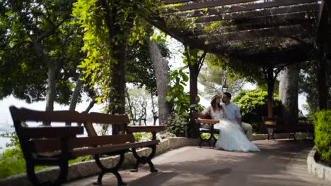 una pareja disfrutando de un momento romántico en un jardín.