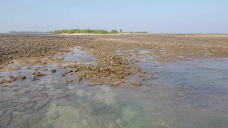 Costa-Rocosa-Y-Agua-Azul-Del-Océano-En-Toma-De-Movimiento-Aéreo-Cardán