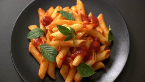 pasta penne en salsa de tomate - estilo de comida italiana