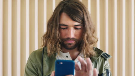 cara, teléfono y hombre escribiendo
