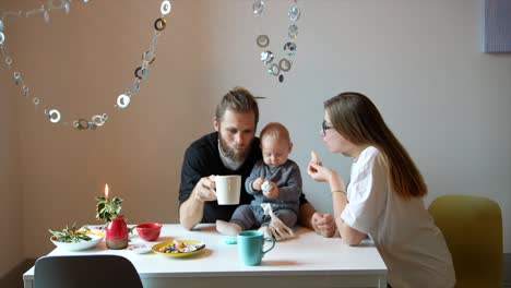 familia feliz disfrutando de una comida juntos