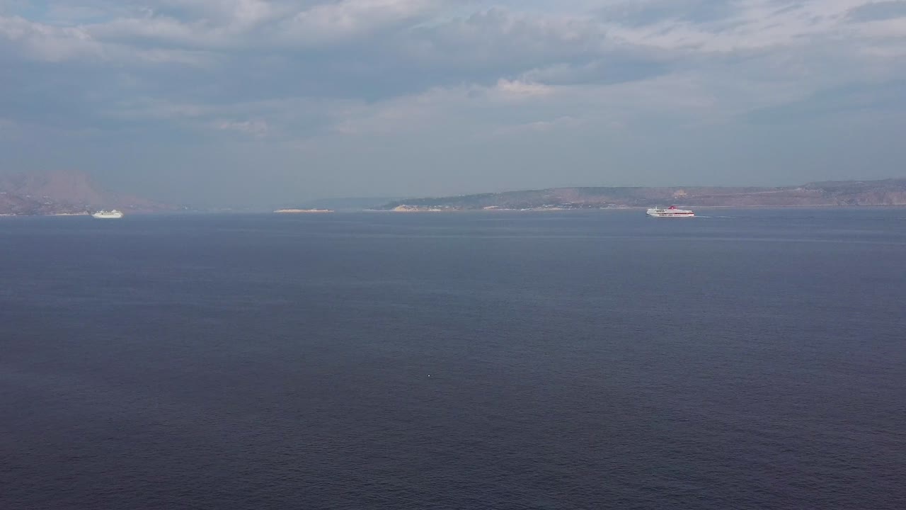 등대와 가까운 수다 베이 차니아 크레타에 진입하는 미노안 라인 페리의 공중 드론 보기