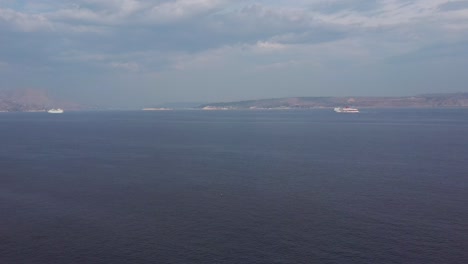 Luftdrohnenansicht-Der-Minoischen-Linienfähre,-Die-In-Die-Bucht-Von-Souda-Einfährt,-Chania,-Kreta,-In-Der-Nähe-Des-Leuchtturms