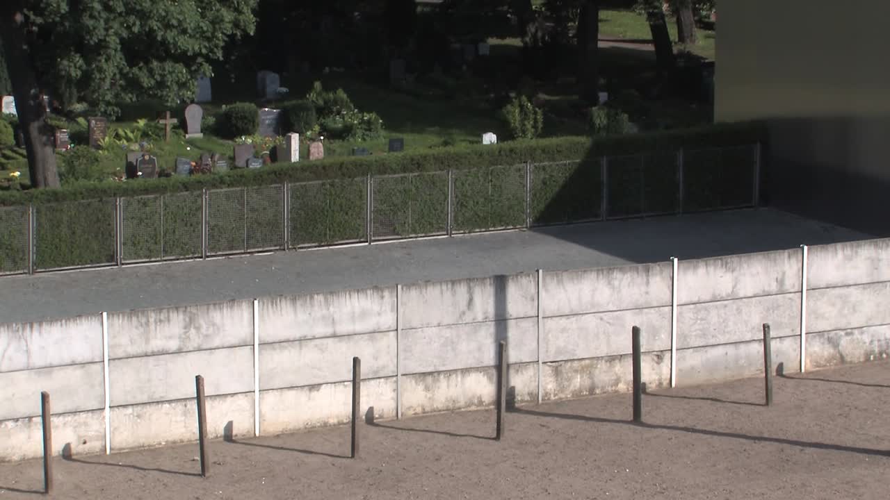 독일 베를린의 베르나우어 스트라세에 있는 베를린 장벽 기념관의 중간 샷