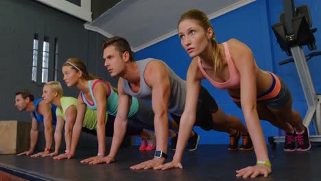 Group-of-people-working-out-together-in-a-row