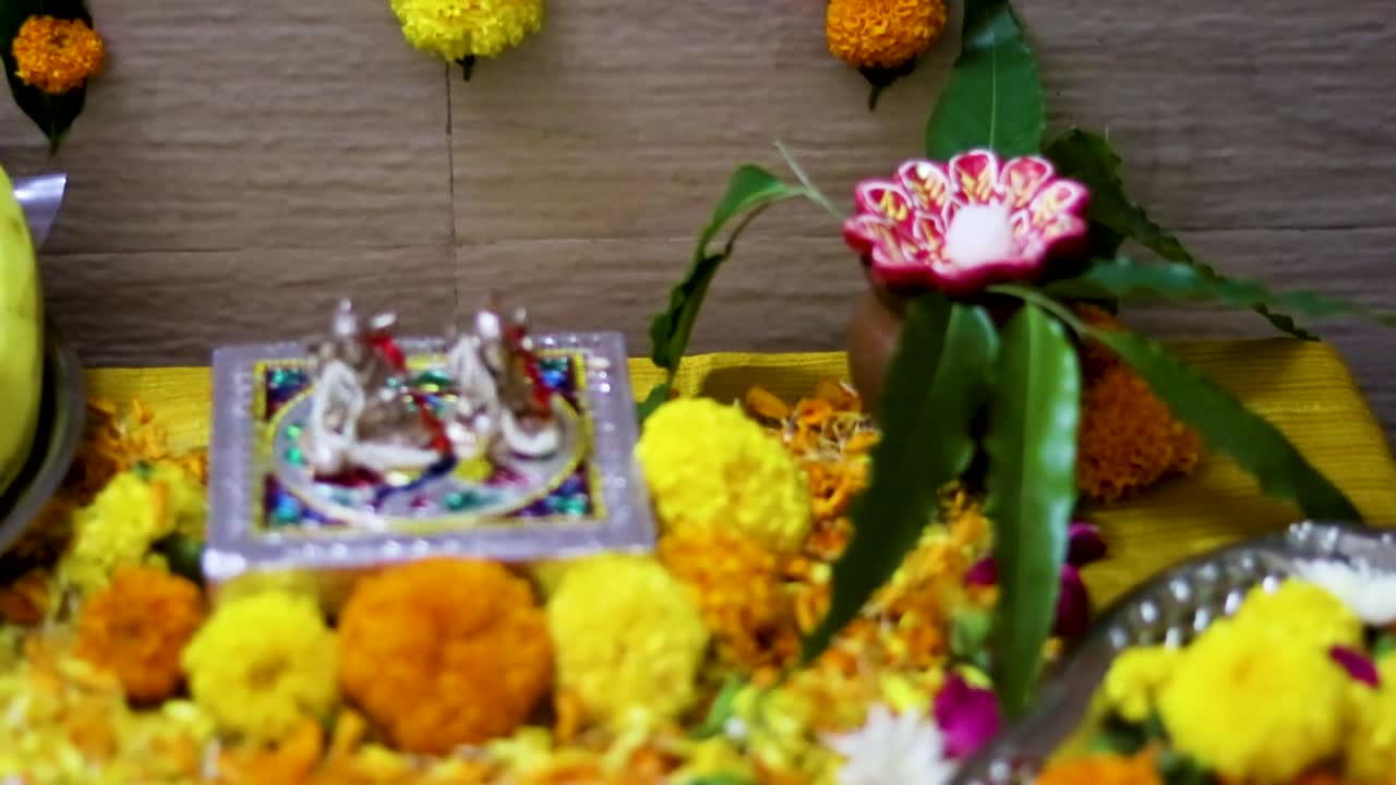 rituale religioso del dio indù festoso pregare con fiori dall'angolo piatto