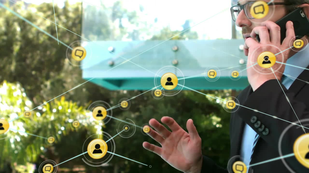 animación de una red de conexiones sobre un hombre de negocios caucásico hablando por teléfono inteligente