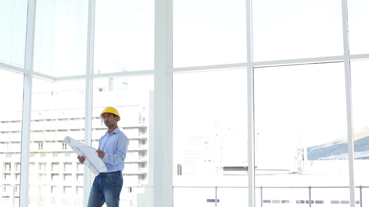 arquitecto atractivo estudiando planos