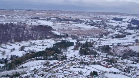 North-York-Moors-National-Park,-Flug-über-Castleton,-Rückwärtsbewegung,-Mit-Schwenk-Nach-Unten-Auf-Die-Stadt-Castleton