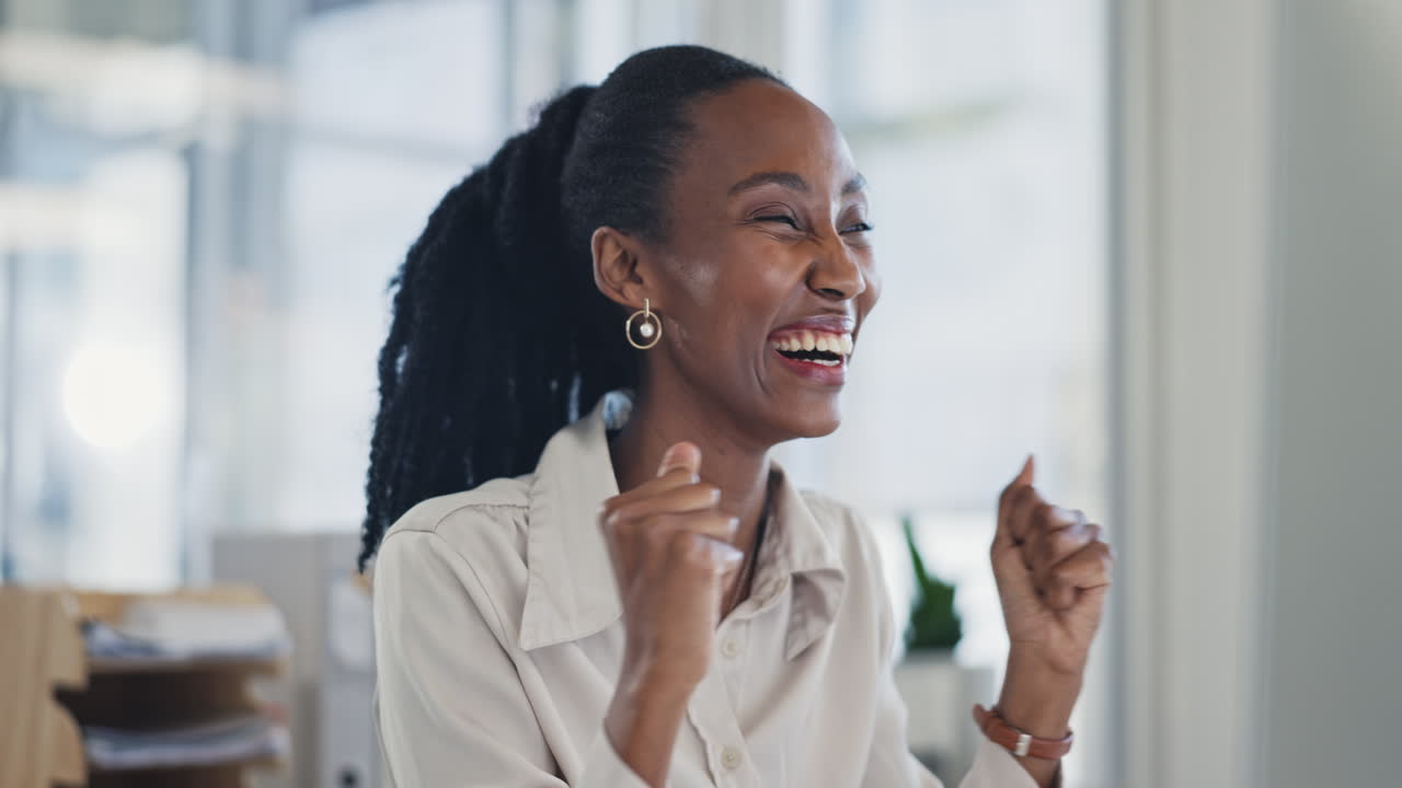 mujer de negocios, ganadora y éxito en la computadora