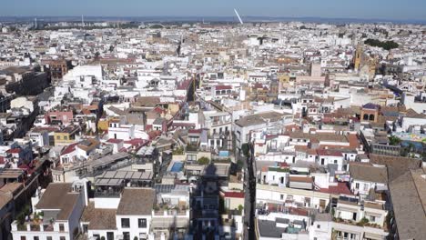 Schwenk-Auf-Die-Giralda,-Die-Einen-Schatten-Auf-Sevilla-Wirft