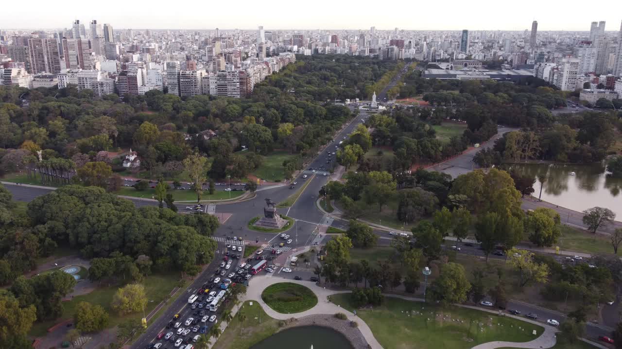 avenida sarmiento con estatua de urquiza y monumento a carta magna al fondo, zona de palermo en buenos aires