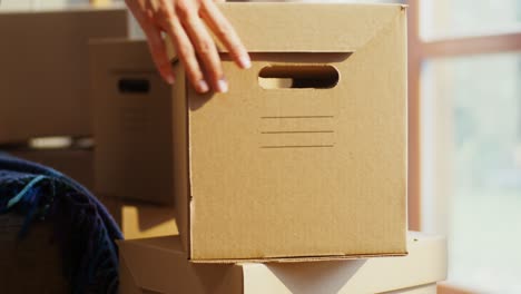 cajas de cartón apiladas, escena interior iluminada por el sol