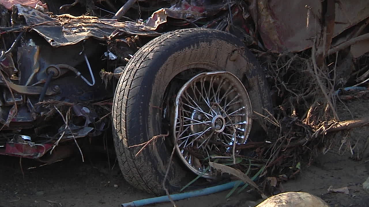 토마스 화재 재난 7 이후 캘리포니아 몬테시토에서 산사태로 인한 피해를 조사하는 소방대원들 7
