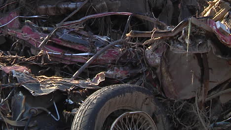 los equipos de bomberos inspeccionan los daños causados por los deslizamientos de tierra en montecito, california, tras el desastre del incendio de thomas 7