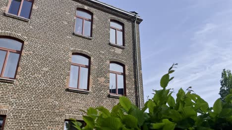 Historisches-Fabrikgebäude-Wird-Modern-Als-Jugendherberge-Im-Landschaftspark-Duisburg-Genutzt