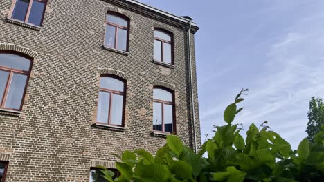 el edificio histórico de la fábrica se utiliza de una manera moderna como un albergue juvenil en el parque paisajístico de duisburg en alemania