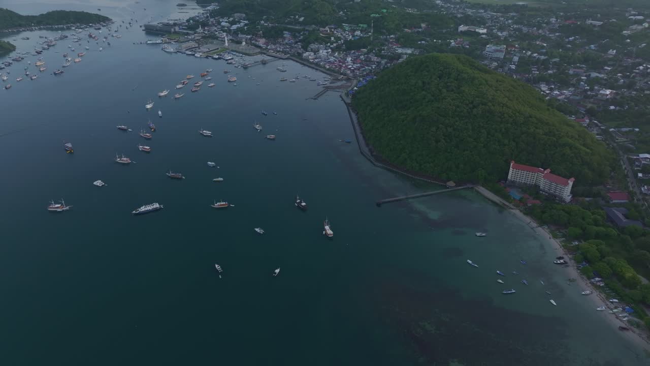Thuyền du lịch neo đậu trên mặt biển phẳng lặng như gương vào lúc bình minh, Labuan Bajo, Flores, Indonesia