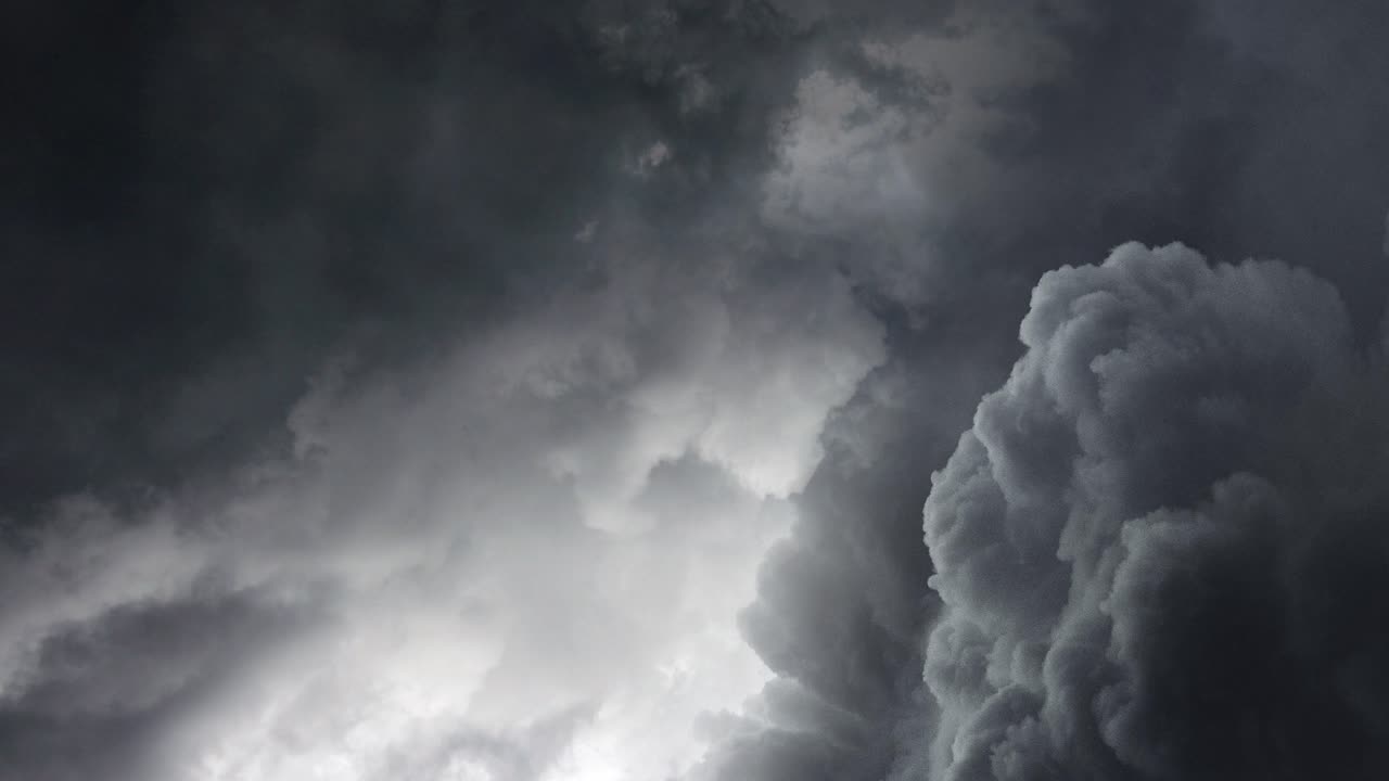 el poder de las tormentas eléctricas y las nubes oscuras 4k