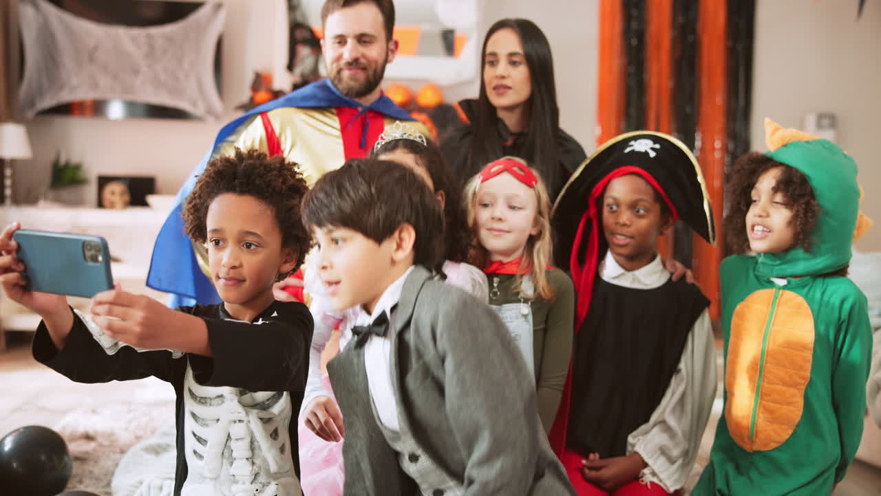 Gruppo di persone in costume di Halloween che si fanno un selfie