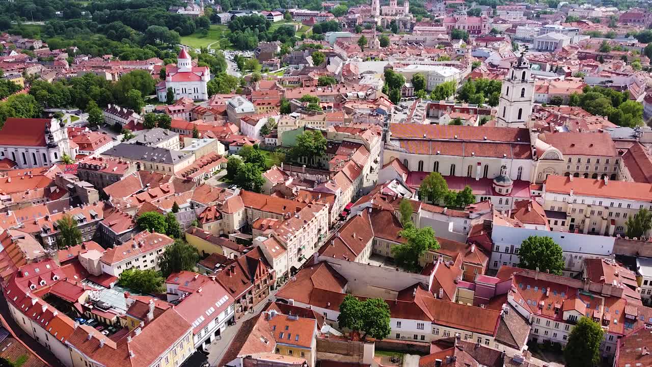 Wąskie uliczki i kolorowe dachy Starego Miasta w Wilnie, widok z lotu ptaka