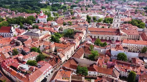 Calles-Estrechas-Y-Coloridos-Tejados-Del-Casco-Antiguo-De-Vilnius,-Vista-Aérea